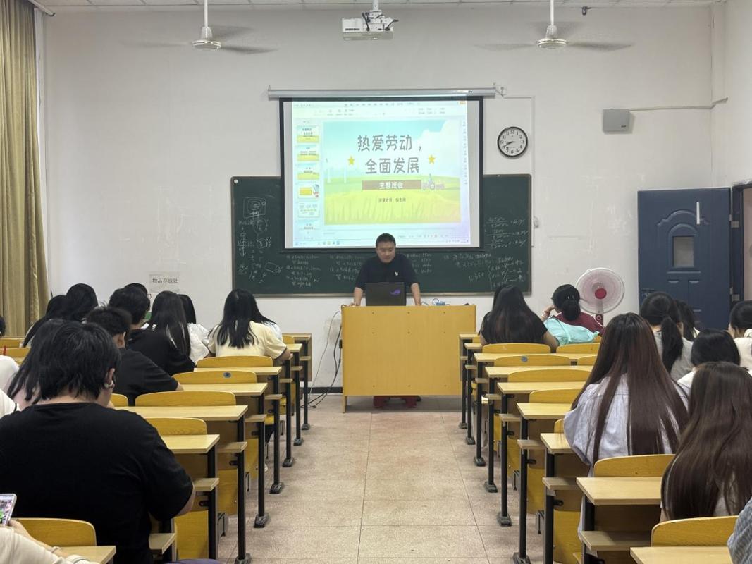 電子商務(wù)與管理系開展2025年勞動(dòng)教育宣傳展示月系列活動(dòng) 以市場(chǎng)營(yíng)銷策劃服務(wù)深化實(shí)踐育人